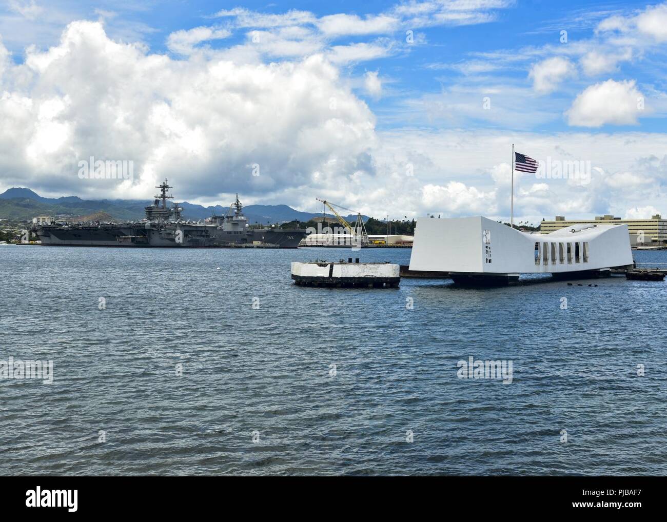 PEARL HARBOR - (1 juillet 2018) Le porte-avions Carl Vinson (CVN 70) se trouve amarré à Joint Base Harbor-Hickam Pearl près de l'USS Arizona Memorial au cours de l'exercice Rim of the Pacific, le 1er juillet. Vingt-cinq nations, plus de 45 navires et sous-marins, environ 200 avions et 25 000 personnes participent à l'EXERCICE RIMPAC du 27 juin au 2 août dans et autour des îles Hawaï et la Californie du Sud. Le plus grand exercice maritime international RIMPAC, fournit une formation unique alors que la promotion et le soutien de relations de coopération entre les participants essentiels pour assurer la s Banque D'Images