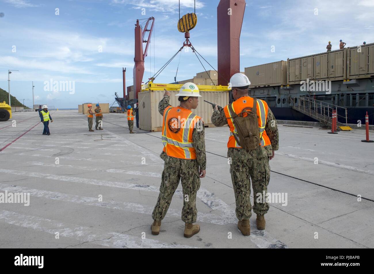 Marine marins affectés à la manutention du fret bataillon (NCHB) 1, Det. Guam, la charge sur les boîtes de munitions d'un navire cargo de la base navale à Guam, le 2 juillet 2018. NCHB Det 1. Guam, attribué à, commandant de la Task Force 75, est le seul service actif de la marine cargo handling bataillon, et est une unité d'exploitation à déploiement rapide de la Marine Expeditionary Combat Command, capables de charger et décharger les navires et aéronefs dans toutes les conditions climatiques et de la menace. Banque D'Images