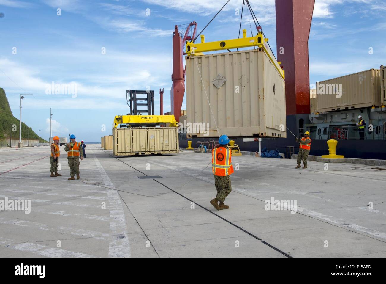 Marine marins affectés à la manutention du fret bataillon (NCHB) 1, Det. Guam, la charge sur les boîtes de munitions d'un navire cargo de la base navale à Guam, le 2 juillet 2018. NCHB Det 1. Guam, attribué à, commandant de la Task Force 75, est le seul service actif de la marine cargo handling bataillon, et est une unité d'exploitation à déploiement rapide de la Marine Expeditionary Combat Command, capables de charger et décharger les navires et aéronefs dans toutes les conditions climatiques et de la menace. Banque D'Images