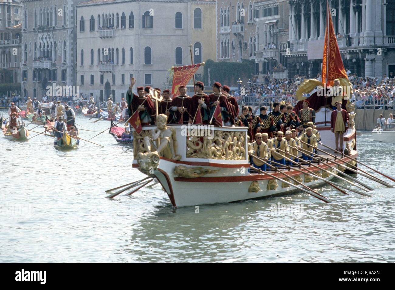 Festa del Redentore - Notre Sauveur Festival, 14-15 juillet, à Venise, Piazza San Marco (St. Mark's Square) ; l'un des meilleurs événements à Venise, car il combine un thème religieux avec une célébration spectaculaire qui attire des milliers de visiteurs chaque année. Le festival célèbre le rachat de la ville d'une terrible peste en 1576 lorsque, dans une tentative désespérée d'éviter le pire, le Sénat a décrété que si la ville devait être sauvé, un temple serait construit en l'honneur du Christ Sauveur. La ville a survécu et le Redentore église a été construite. Depuis, un pèlerinage a lieu tous les ans. Juillet Banque D'Images