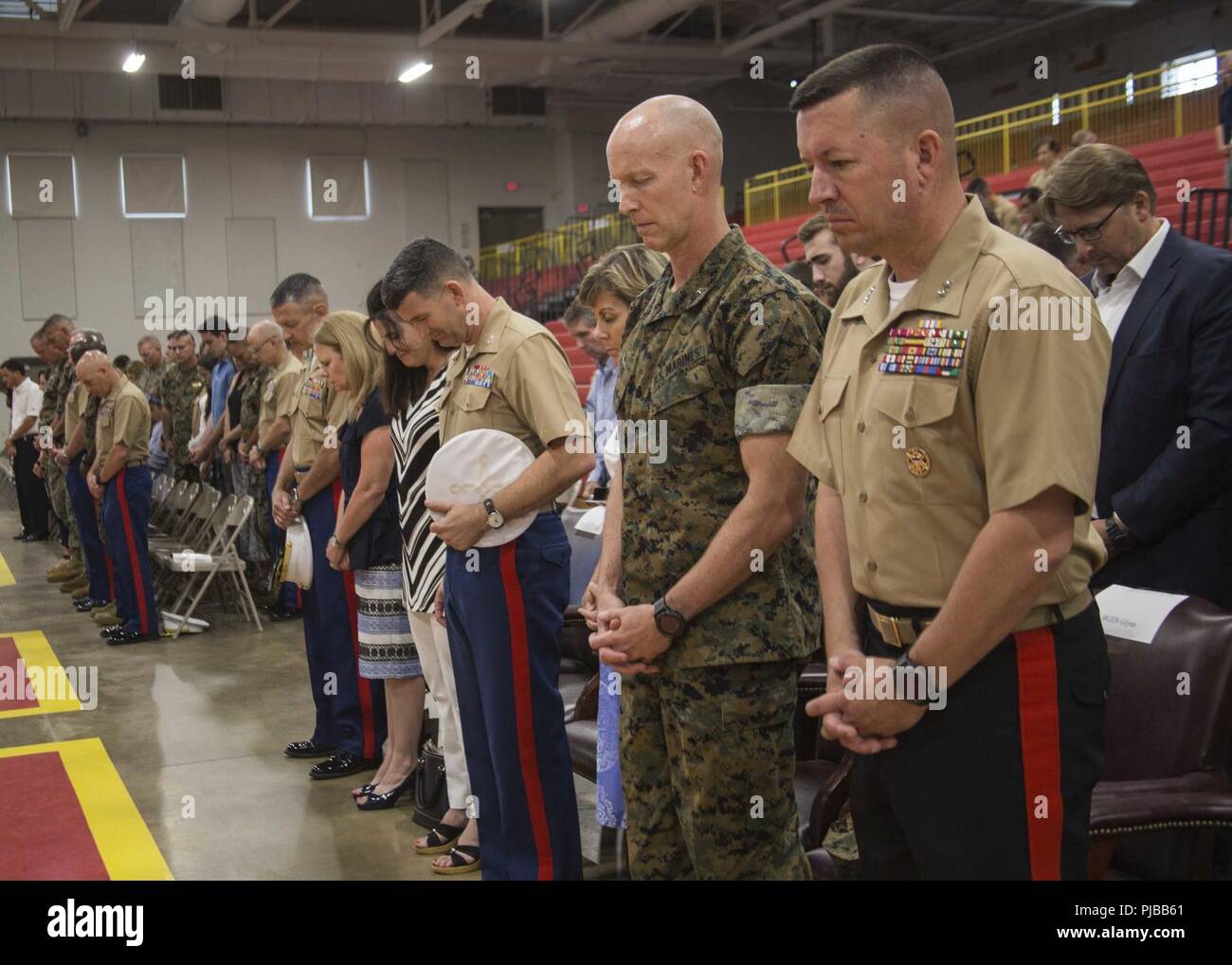 Les Marines américains et leurs familles baissent la tête lors de l'invocation à la 6e Marine Corps (MCD) Cérémonie de passation de commandement à Parris Island, Caroline du Sud, le 2 juillet 2018. Au cours de la cérémonie, le colonel Jeffrey C. Smitherman, le commandant sortant du 6ème CD, a quitté ses fonctions au colonel William C. Gray. Banque D'Images