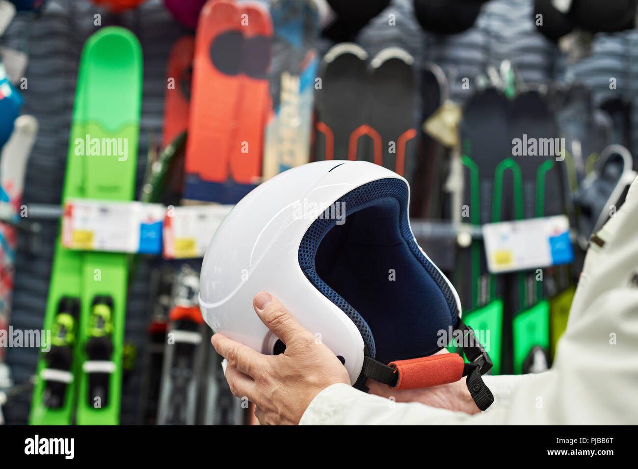 Casque de protection pour les sports ski dans les mains des hommes Banque D'Images