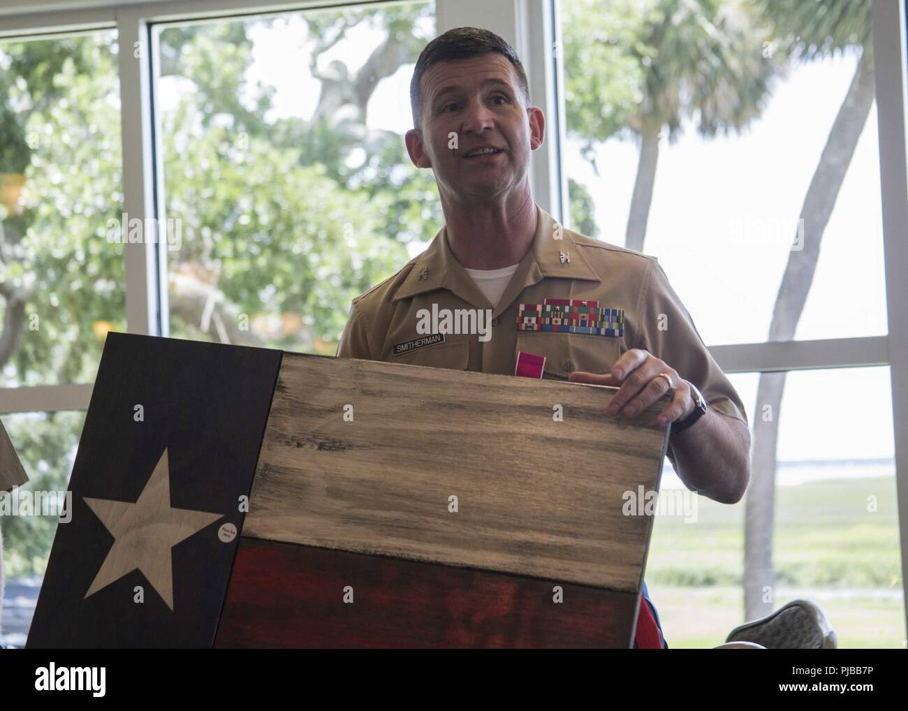 Le colonel Jeffrey C. Smitherman, le commandant sortant de la 6e Marine Corps (MCD), prend la parole lors du 6ème CD changer de commandement réception à Parris Island, Caroline du Sud, le 2 juillet 2018. Au cours de la cérémonie, le colonel Jeffrey C. Smitherman, le commandant sortant du 6ème CD, a quitté ses fonctions au colonel William C. Gray. Banque D'Images