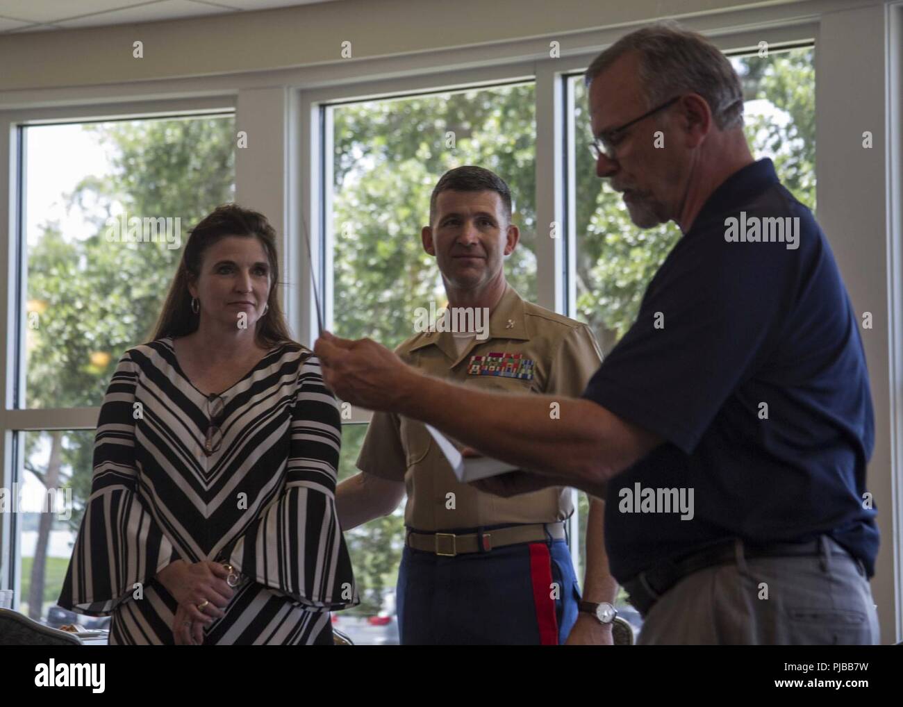 Allen C. Sproul, l'agent de l'état de préparation de la famille de 6e Marine Corps (MCD), prend la parole lors du 6ème CD changer de commandement réception à Parris Island, Caroline du Sud, le 2 juillet 2018. Au cours de la cérémonie, le colonel Jeffrey C. Smitherman, le commandant sortant du 6ème CD, a quitté ses fonctions au Colonel Gray. Banque D'Images