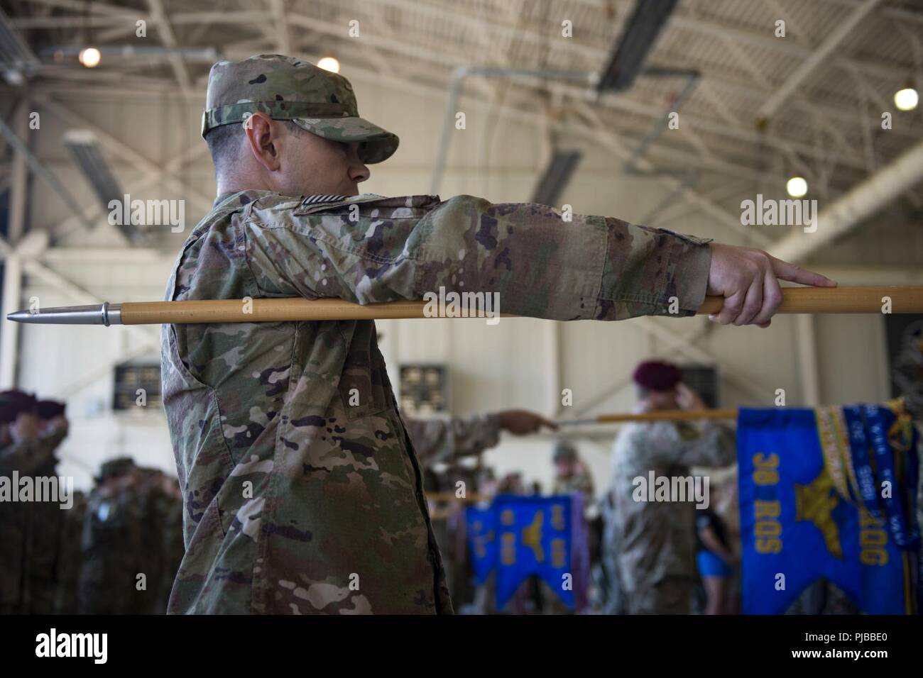 Aviateurs du 347e groupe de sauvetage (RQG) présente les armes, au cours d'une cérémonie de passation de commandement, le 2 juillet 2018, à Moody Air Force Base, Ga. La cérémonie représente le passage officiel de la responsabilité, de l'autorité et de la responsabilité de commandement d'un officier à l'autre. Le 347e RQG planifie et exécute les missions et opérations dans le monde entier à l'appui de la sécurité nationale des États-Unis et les objectifs militaires. Banque D'Images