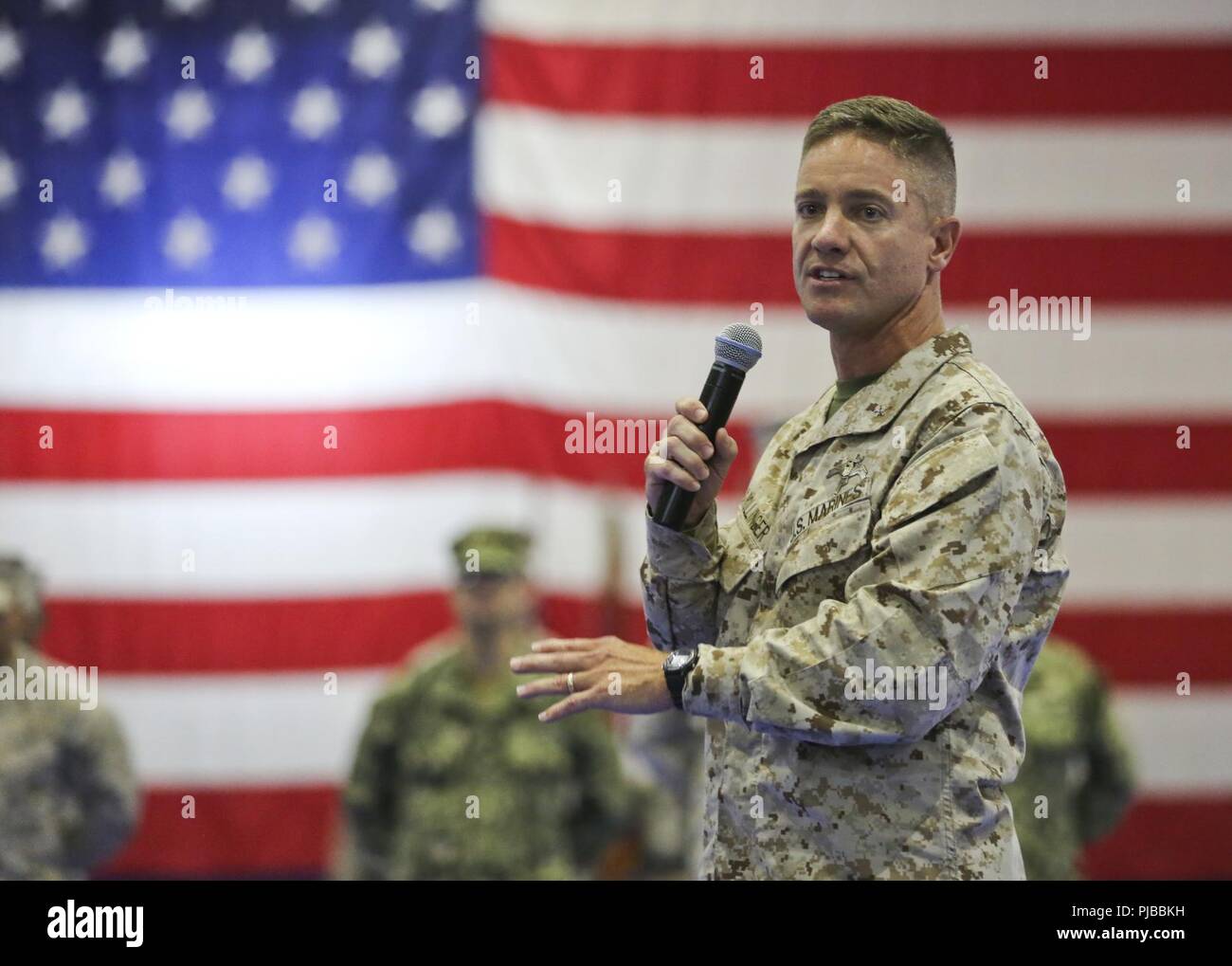 La base navale américaine de Bahreïn (3 juillet 2018) U.S. Marine Corps Brig. Le général Matthew G. Trollinger, commandant de la Force amphibie de la Marine, Groupe de travail 51/5ème Marine Expeditionary Brigade (TF 51/5), donne ses remarques au cours de la TF 51/5 cérémonie de passation de commandement. Le brig. Le général Matthew G. Trollinger soulagé Brig. Le général Francis L. Donovan, qui a servi comme commandant général de TF 51/5 depuis juillet 2016. Banque D'Images