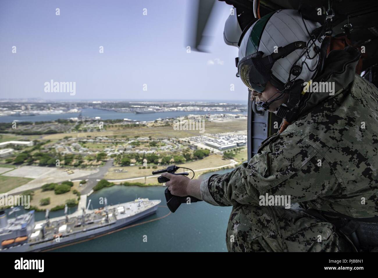 BASE COMMUNE de Pearl Harbor, Hawaï (HICKAM Juillet 2, 2018) 2ème classe Spécialiste de la communication de masse Travis Litke, attribué à, commandant de la Troisième flotte américaine, les documents des navires internationaux participant à l'EXERCICE RIMPAC at Joint Base Harbor-Hickam Pearl. Vingt-cinq nations, 46 navires, 5 sous-marins, environ 200 avions et 25 000 personnes participent à l'EXERCICE RIMPAC du 27 juin au 2 août dans et autour des îles Hawaï et la Californie du Sud. Le plus grand exercice maritime international RIMPAC, fournit une formation unique tout en favorisant la coopération et le soutien Banque D'Images