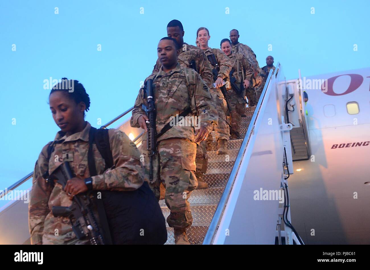 Des soldats de la 3e brigade de maintien en puissance, 3e Division d'infanterie, l'étape d'un avion à la ligne de vol à Hunter Army Airfield, Géorgie, le 3 juillet 2018. Environ 200 soldats de la Brigade "fournisseur" est rentré chez lui après 9 mois de déploiement en Afghanistan à l'appui de l'opération appui résolu. Banque D'Images