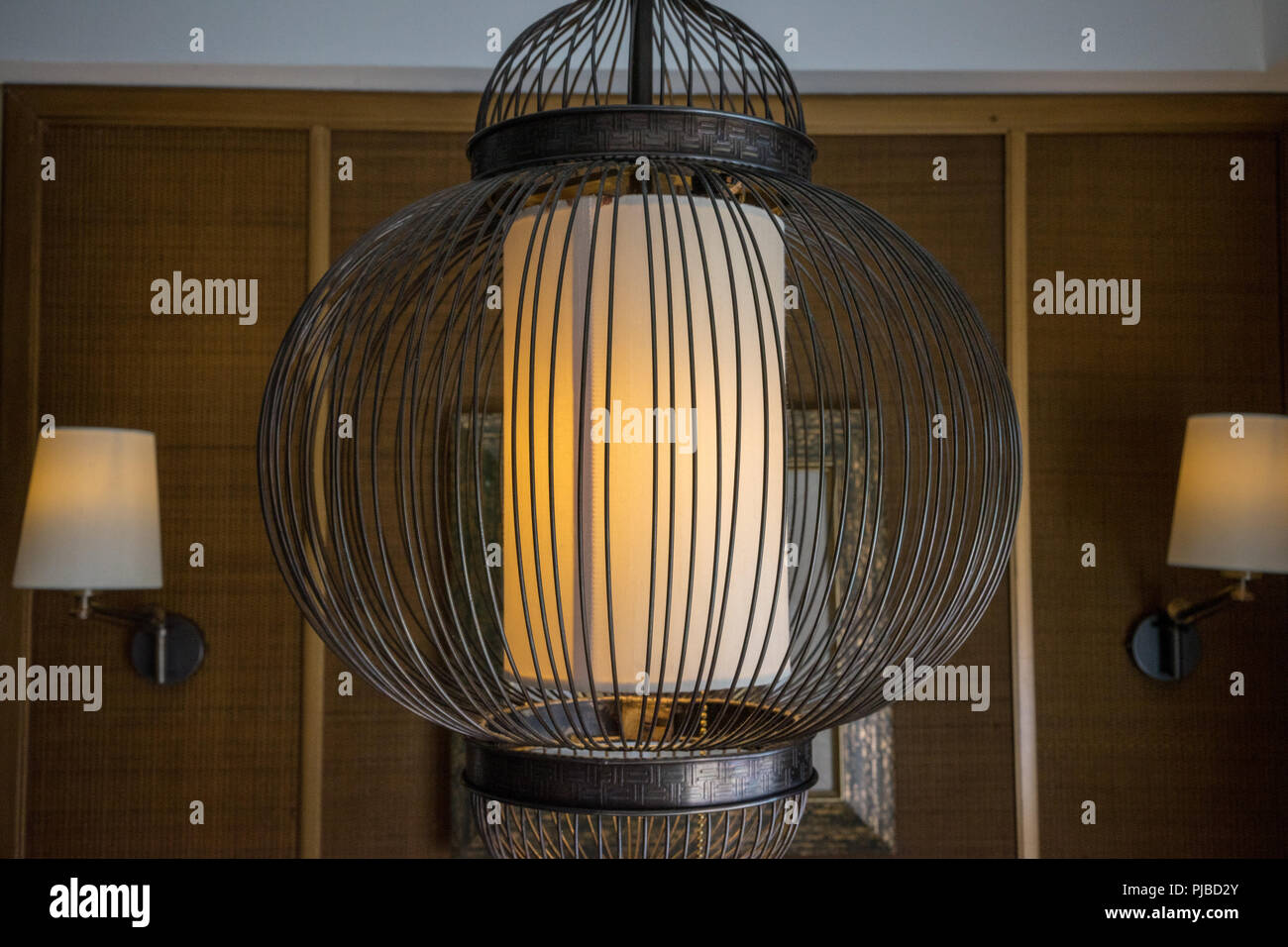 Mobilier lampe jaune avec bulp et cadre noir Banque D'Images