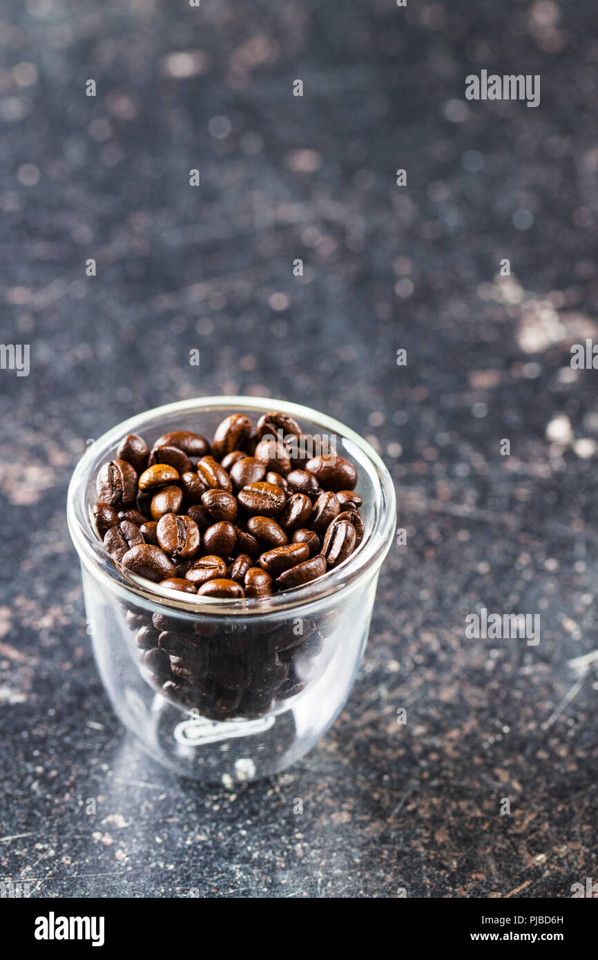 Les grains de café torréfié dans la cuvette. Banque D'Images
