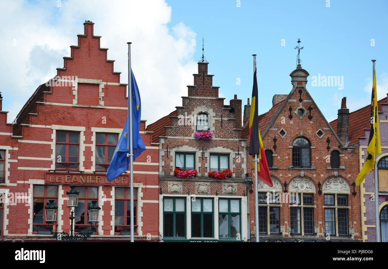 Bruges, Belgique - 25 août 2018 : Grote Markt dans la ville médiévale de Bruges, Flandre, Belgique. Banque D'Images