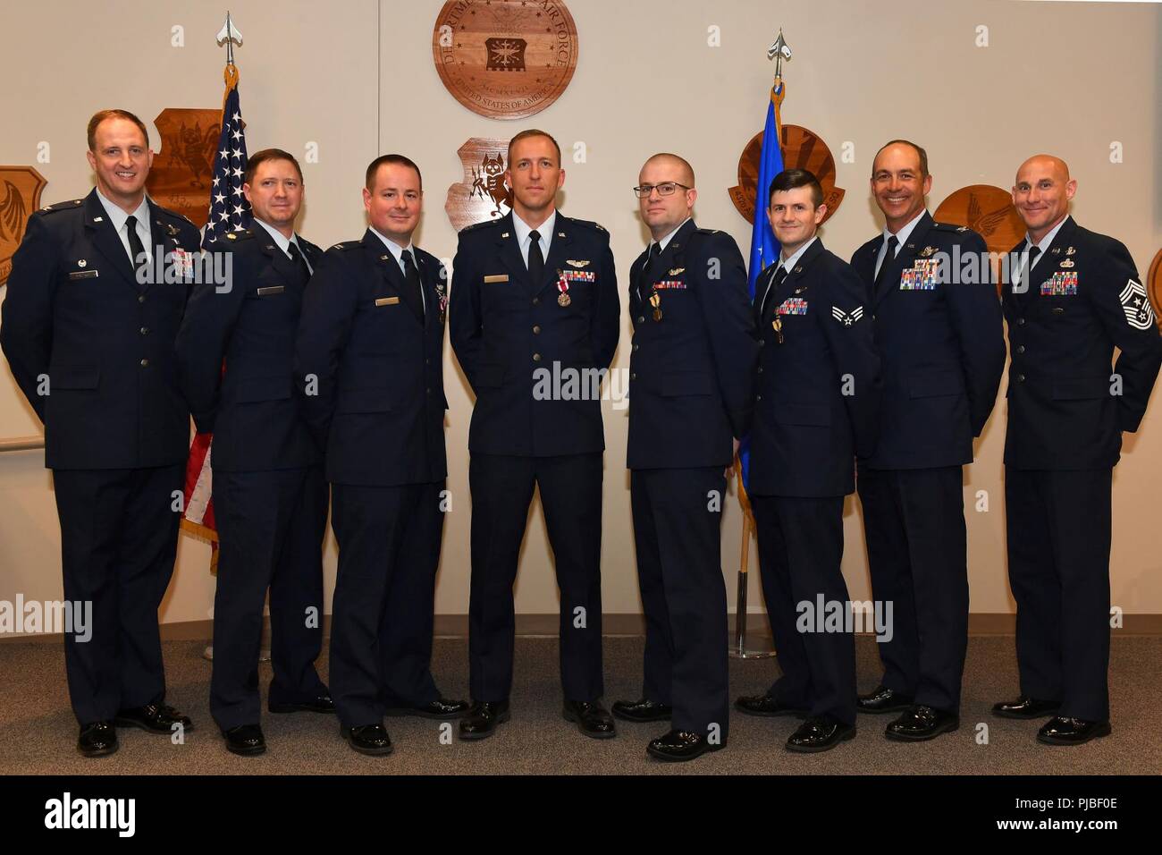 De gauche à droite, le Colonel Julian C. Cheater, 432e Escadre/432e Escadre expéditionnaire de la commandant, le major à la retraite, ancien Asa 432E WG MQ-9 Reaper ; le capitaine pilote Evan, 432e WG MQ-9 ; le capitaine pilote Abrham, 432e WG MQ-9 ; 1er pilote Le Lieutenant Eric, 432e WG MQ-9 et pilote aviateur Senior Jason, 432e opérateur gt posent pour une photo le 11 juillet 2018, à Creech Air Force Base, Nevada cette cérémonie de remise de prix a reconnu l'effet direct aux équipages d'aéronefs pilotés à distance sur le champ de bataille et de distinguer ceux qui ont procédé à leurs capacités. extraordinaire Banque D'Images