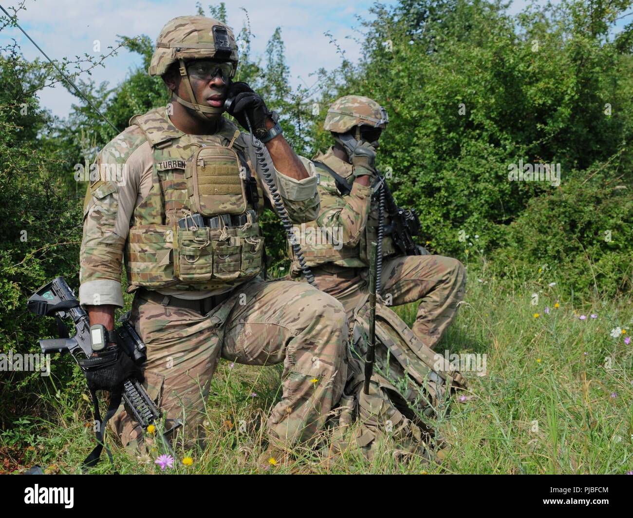 1er lieutenant Trenton Turrentine, l'Éclaireur chef de section pour le siège social de l'entreprise et de l'Administration centrale, 2e Bataillon, 5e régiment de cavalerie, 1st Armored Brigade Combat Team, 1re Division de cavalerie communique avec d'autres soldats à la base aérienne de Mihail Kogalniceanu en Roumanie, le 10 juillet 2018. Soldats ont mené un exercice d'entraînement d'assaut aérien à l'appui de la résolution de l'Atlantique, un exercice d'entraînement durables entre l'OTAN et des Forces américaines. Banque D'Images