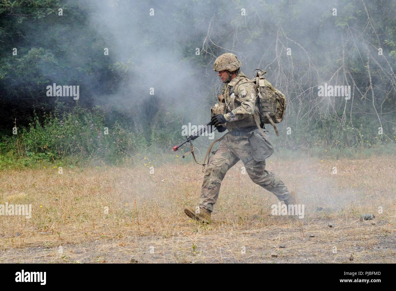 1er lieutenant Jorge Acevedo, 16e Brigade de maintien en puissance, passer l'exercice d'entraînement sur la situation locale Baumholder Zone d'entraînement. Dix-huit concurrents à partir de la 21e à la concurrence commande Soutien Théâtre gagner le titre de "Meilleur guerrier'. Baumholder, Allemagne, Juillet 10, 2018 Banque D'Images