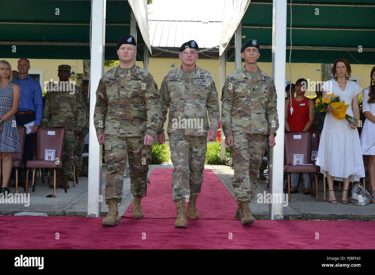 L'Afrique de l'armée américaine, Brig. Le général Eugene J. LeBoeuf, l'Afrique de l'Armée américaine du général commandant par intérim (centre), le Lieutenant-colonel Marcus S. Hunter, nouveau commandant du bataillon, le siège et le Siège de l'armée américaine, Bataillon d'Afrique (à gauche) et le lieutenant-colonel Brett M. Medlin sortant, commandant de bataillon, siège de l'Administration centrale et Bataillon (à droite), arrivée pour une cérémonie de passation de commandement à la Caserma Ederle à Vicenza, Italie, le 12 juillet 2018. Banque D'Images