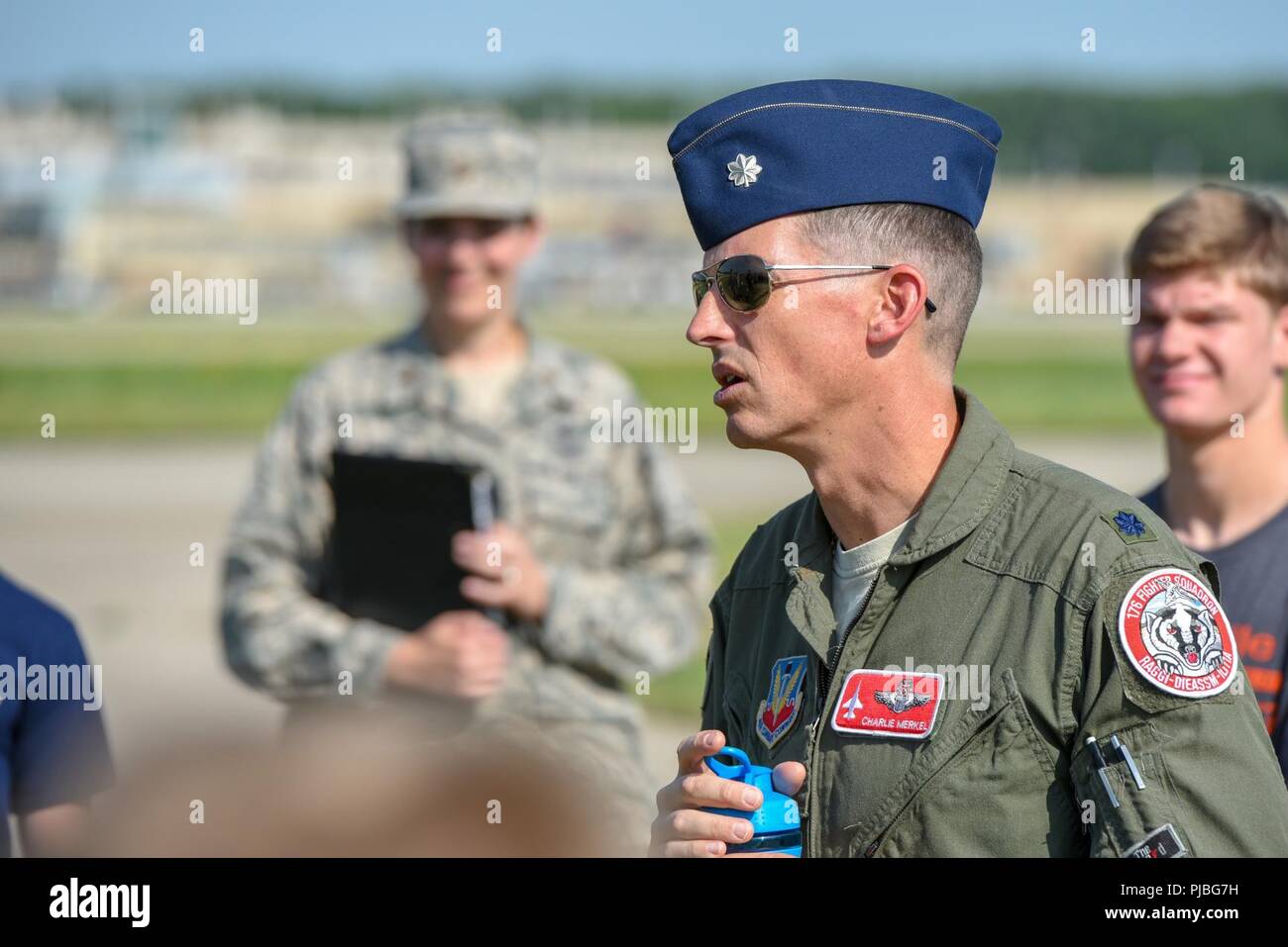 Le lieutenant-colonel Charlie Merkel, un F-16 Fighting Falcon pilote avec le 176e Escadron de chasse, Truax, Wisconsin, parle de ce que c'est que d'être un pilote au cours d'une visite pour les étudiants intéressés par le compte rendu le 11 juillet 2018, militaire, près de la piste de Truax Field. La visite consistait en un jet de lancer ainsi qu'un bref aperçu de la carrière disponible à la 115e Escadre de chasse à Truax Field. Banque D'Images