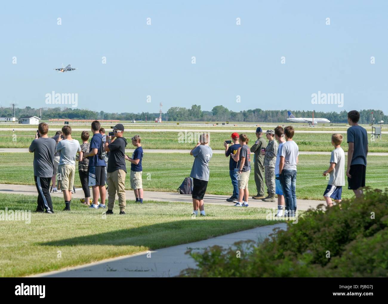 Un groupe d'étudiants intéressés par les opportunités de carrière avec le military watch un F-16 Fighting Falcon décoller le 11 juillet 2018, sur le terrain, le Wisconsin. Truax Au cours de la visite les élèves ont pu regarder le décollage et en savoir plus sur les différentes possibilités de carrière avec la Garde nationale aérienne du Wisconsin. Banque D'Images