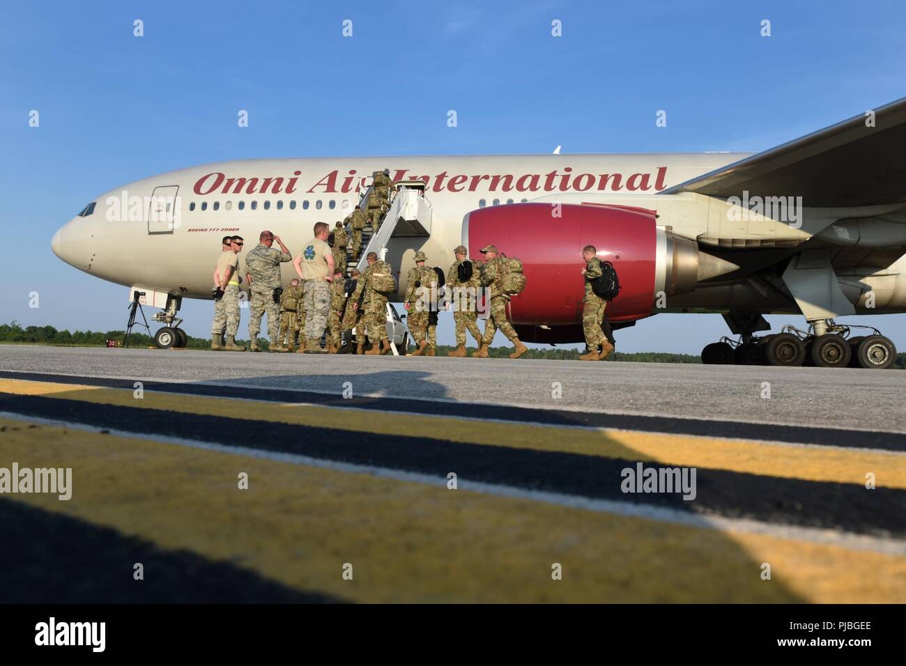 Les aviateurs américains de la 169e Escadre de chasse de la Caroline du Sud à McEntire Air National Guard Base de la Garde nationale mixte, Caroline du Sud, à bord d'un grand contrat civil des avions de transport, le 11 juillet 2018. La Caroline du Sud Air National Guard's 169e Escadre de chasse est le déploiement de près de 300 aviateurs et environ une douzaine de F-16 Block 52 Fighting Falcon de chasseurs pour le 407e groupe expéditionnaire aérienne en Asie du Sud-Ouest, à l'appui d'une force expéditionnaire de la rotation. Banque D'Images