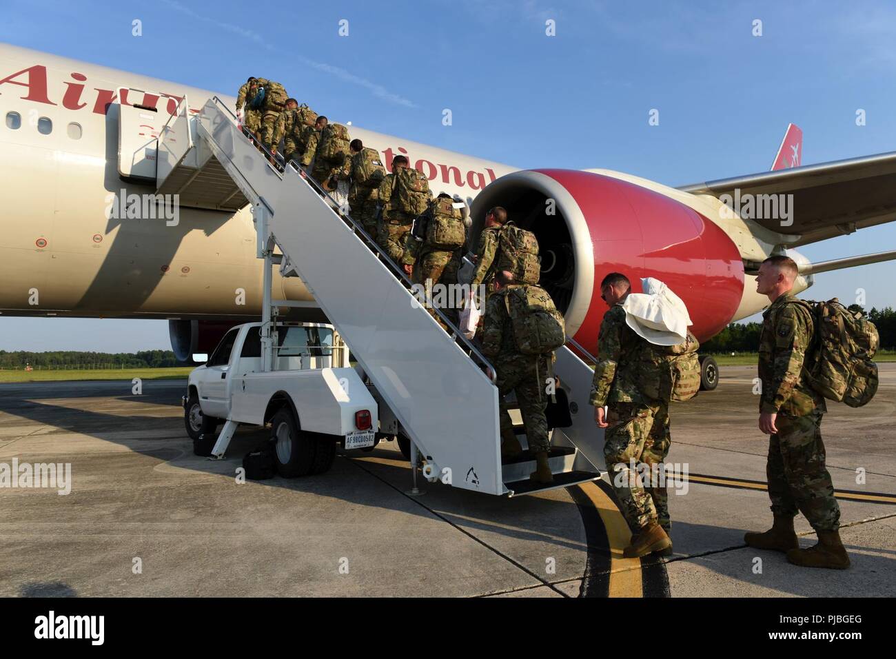 Les aviateurs américains de la 169e Escadre de chasse de la Caroline du Sud à McEntire Air National Guard Base de la Garde nationale mixte, Caroline du Sud, à bord d'un grand contrat civil des avions de transport, le 11 juillet 2018. La Caroline du Sud Air National Guard's 169e Escadre de chasse est le déploiement de près de 300 aviateurs et environ une douzaine de F-16 Block 52 Fighting Falcon de chasseurs pour le 407e groupe expéditionnaire aérienne en Asie du Sud-Ouest, à l'appui d'une force expéditionnaire de la rotation. Banque D'Images