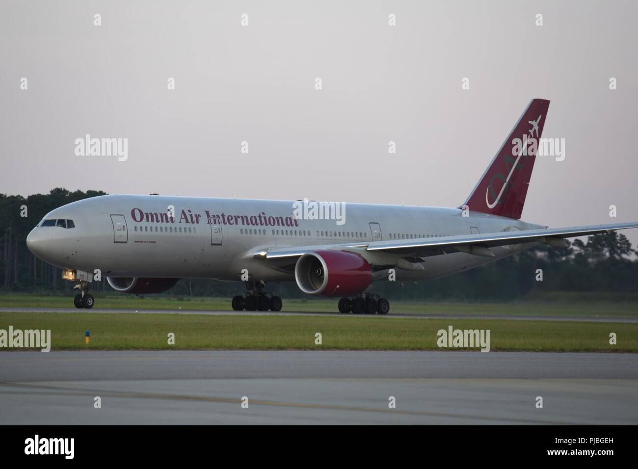 Les aviateurs américains de la 169e Escadre de chasse de la Caroline du Sud à McEntire Air National Guard Base de la Garde nationale mixte, Caroline du Sud, à bord d'un grand contrat civil des avions de transport, le 11 juillet 2018. La Caroline du Sud Air National Guard's 169e Escadre de chasse est le déploiement de près de 300 aviateurs et environ une douzaine de F-16 Block 52 Fighting Falcon de chasseurs pour le 407e groupe expéditionnaire aérienne en Asie du Sud-Ouest, à l'appui d'une force expéditionnaire de la rotation. Banque D'Images