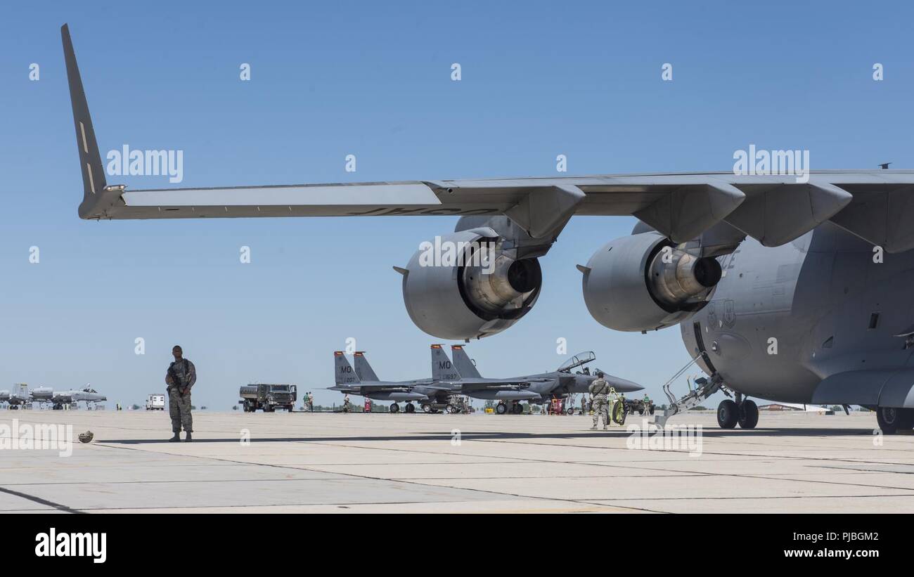 F-15E à partir de la 366e Escadre de chasse, Mountain Home Air Force Base, Texas sont pris en charge par un C -17 affecté à la 60e/349e Escadre de la mobilité aérienne, Travis Air Force Base, en Californie dans le cadre d'un concept à la base Gowen Field, Boise, Idaho le 12 juillet 2018. L'exercice était partie de Gunfighter drapeau, un exercice visant à intégrer plusieurs agences et unités. Banque D'Images