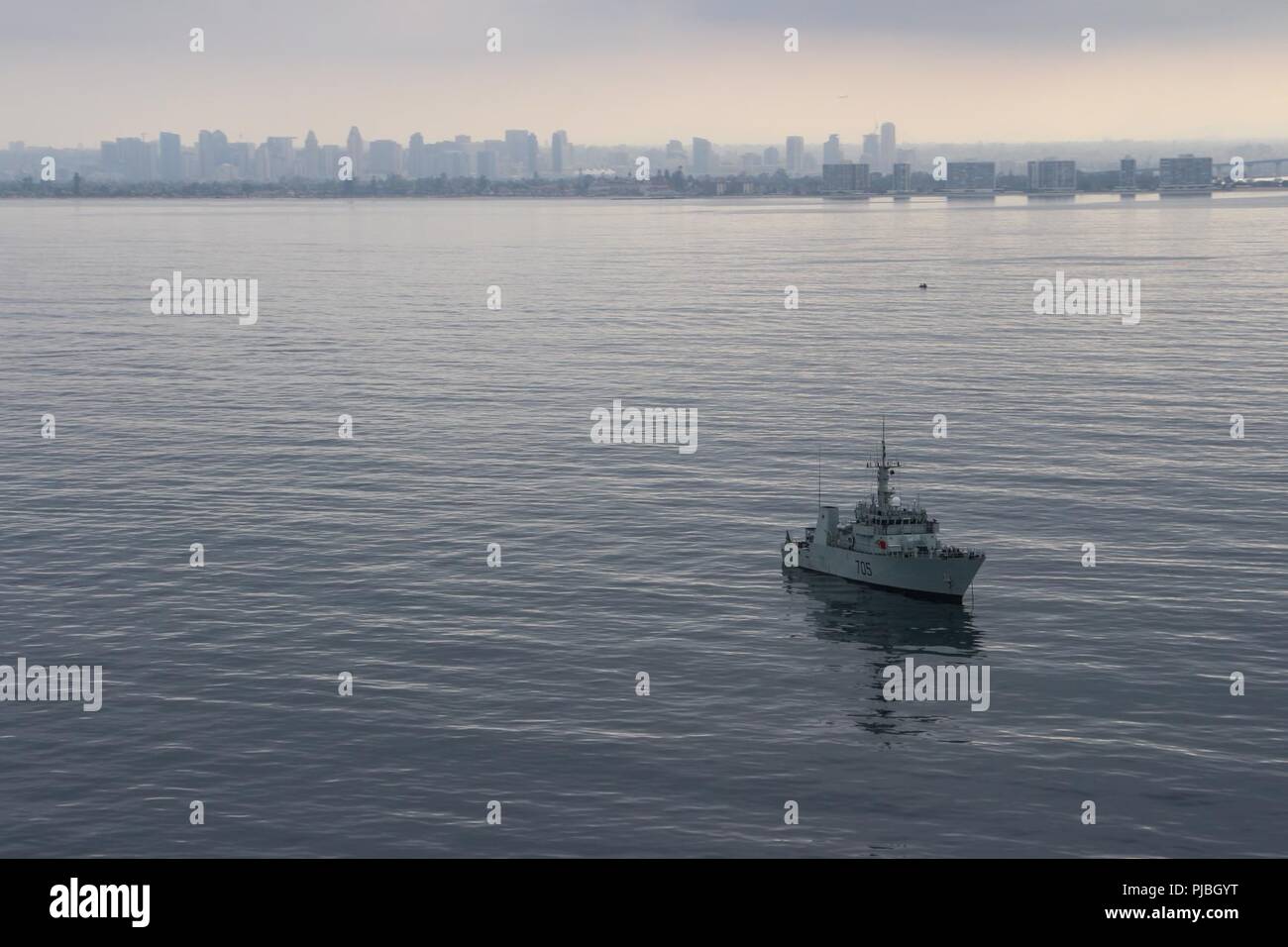 Océan Pacifique (12 juillet 2018) Marine royale du navire de défense côtière (NDC) NCSM Whitehorse (MM 705) fonctionne dans un exercice de déminage au large de la côte de San Diego dans le cadre du commandant de la Force (CTF 177) au cours de l'exercice Rim of the Pacific (RIMPAC) en Californie du Sud, le 12 juillet. La CTF 177 est le commandant de la guerre des mines de l'exercice RIMPAC. Vingt-cinq nations, 46 navires, 5 sous-marins, environ 200 avions et 25 000 personnes participent à l'EXERCICE RIMPAC du 27 juin au 2 août dans et autour des îles Hawaï et la Californie du Sud. Le plus grand exercice maritime international, RI Banque D'Images