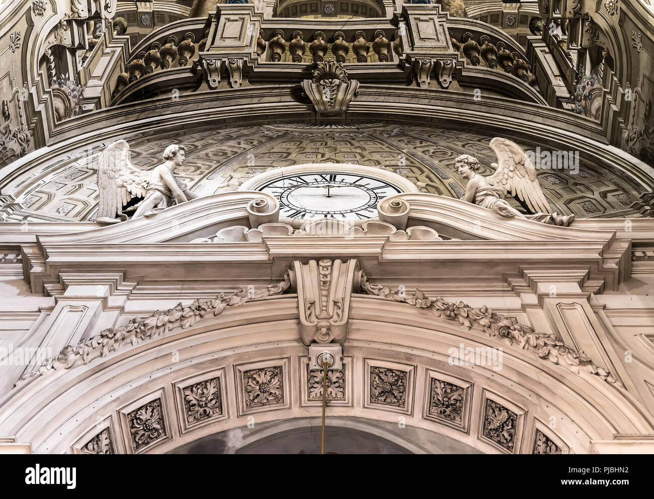 Montres avec des sculptures d'anges dans l'église de Santa Maria del Carmine. Florence. Italie Banque D'Images
