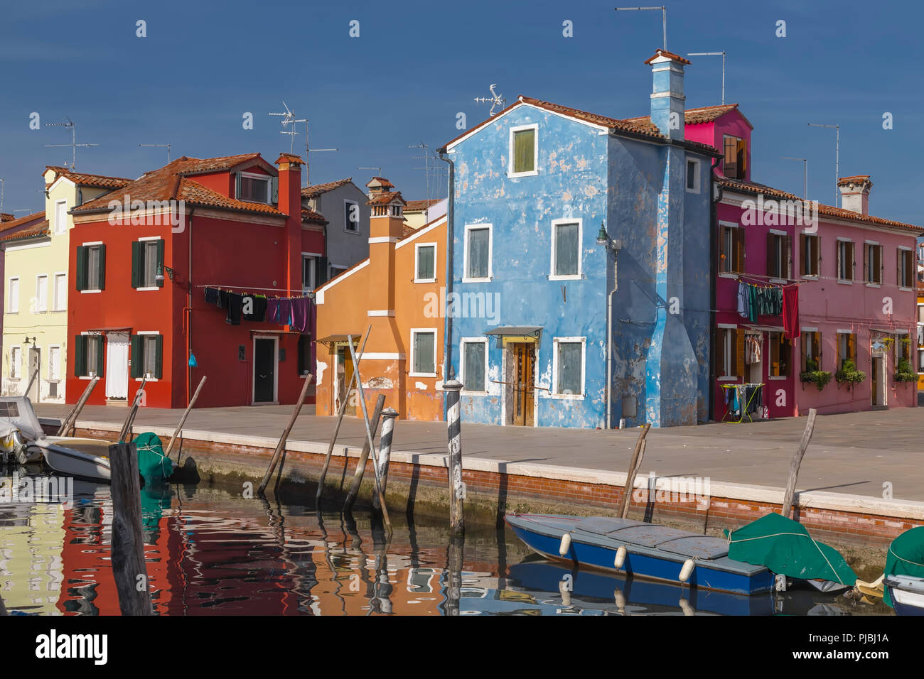 Maisons sur le quai du canal ile de Burano. Venise. Italie Banque D'Images