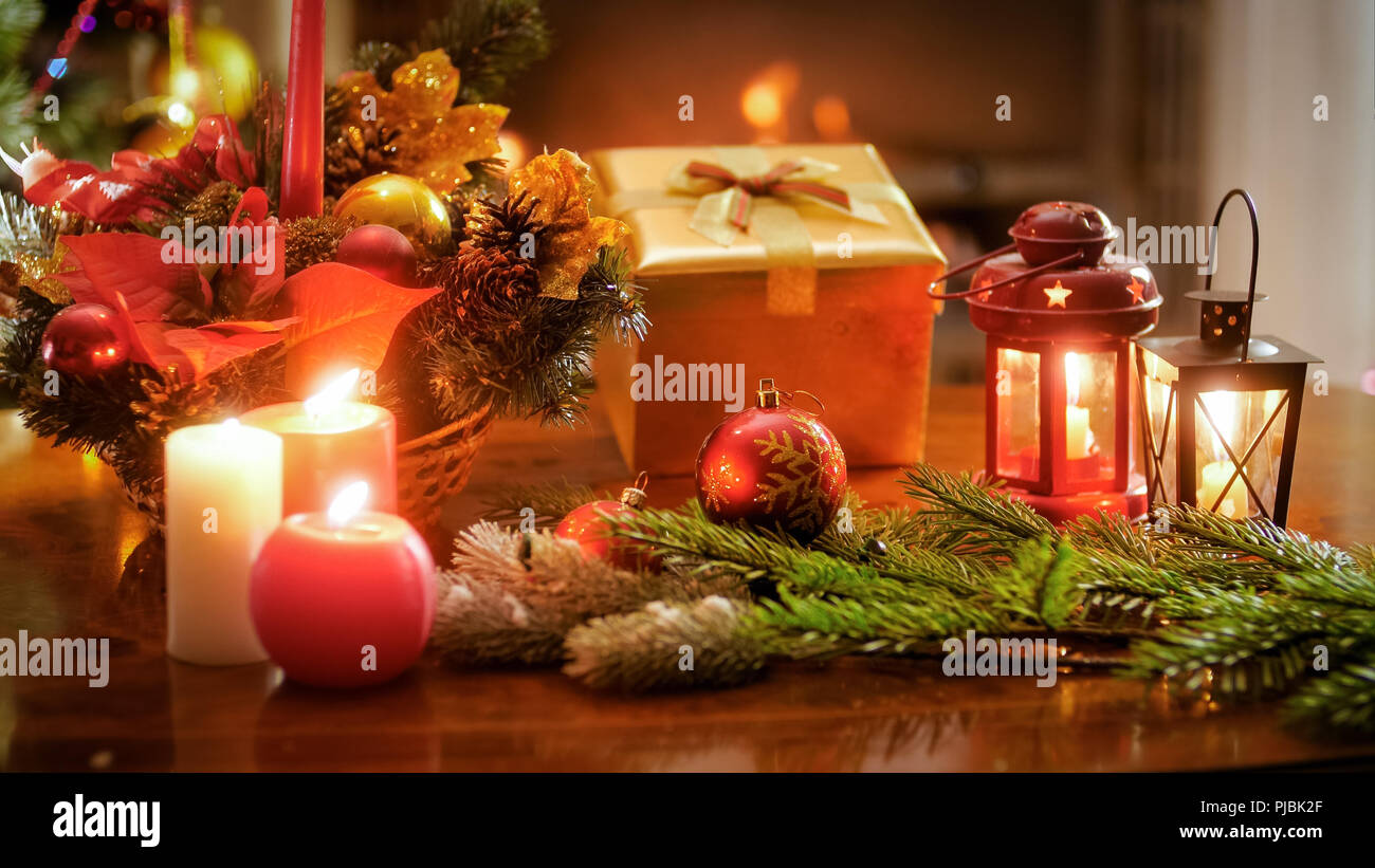 Libre De Droit De Bougies Sur Les Cadeaux De Noel Prochain Lanternes Et Couronne Photo Stock Alamy