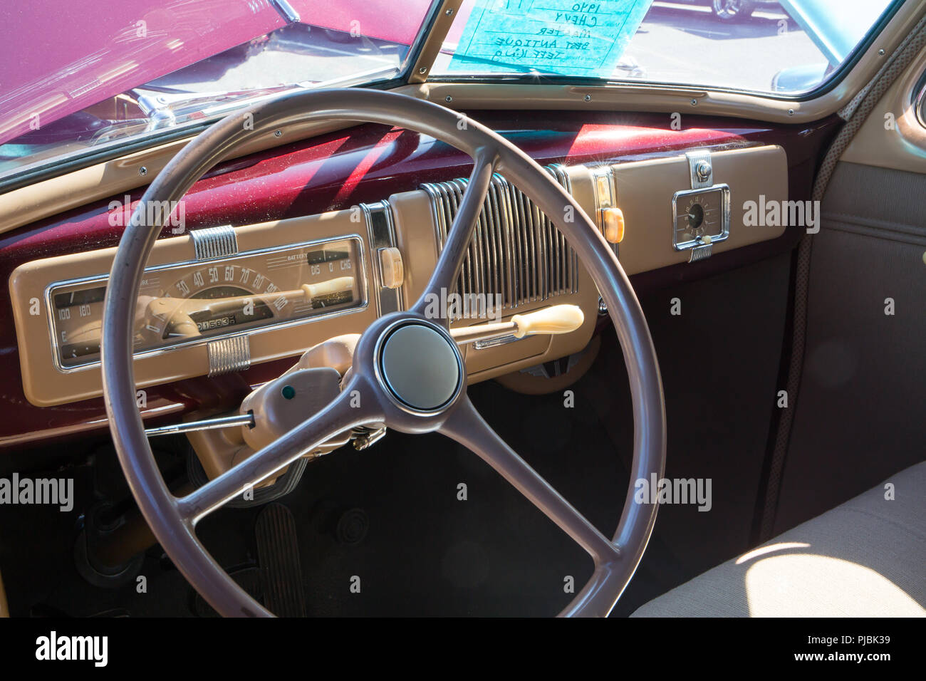 MATTHEWS, NC (USA) - 3 septembre 2018 : Planche de bord d'une automobile Chevrolet 1940 sur l'affichage à la 28e réunion annuelle de Matthews & Auto Moto Show. Banque D'Images