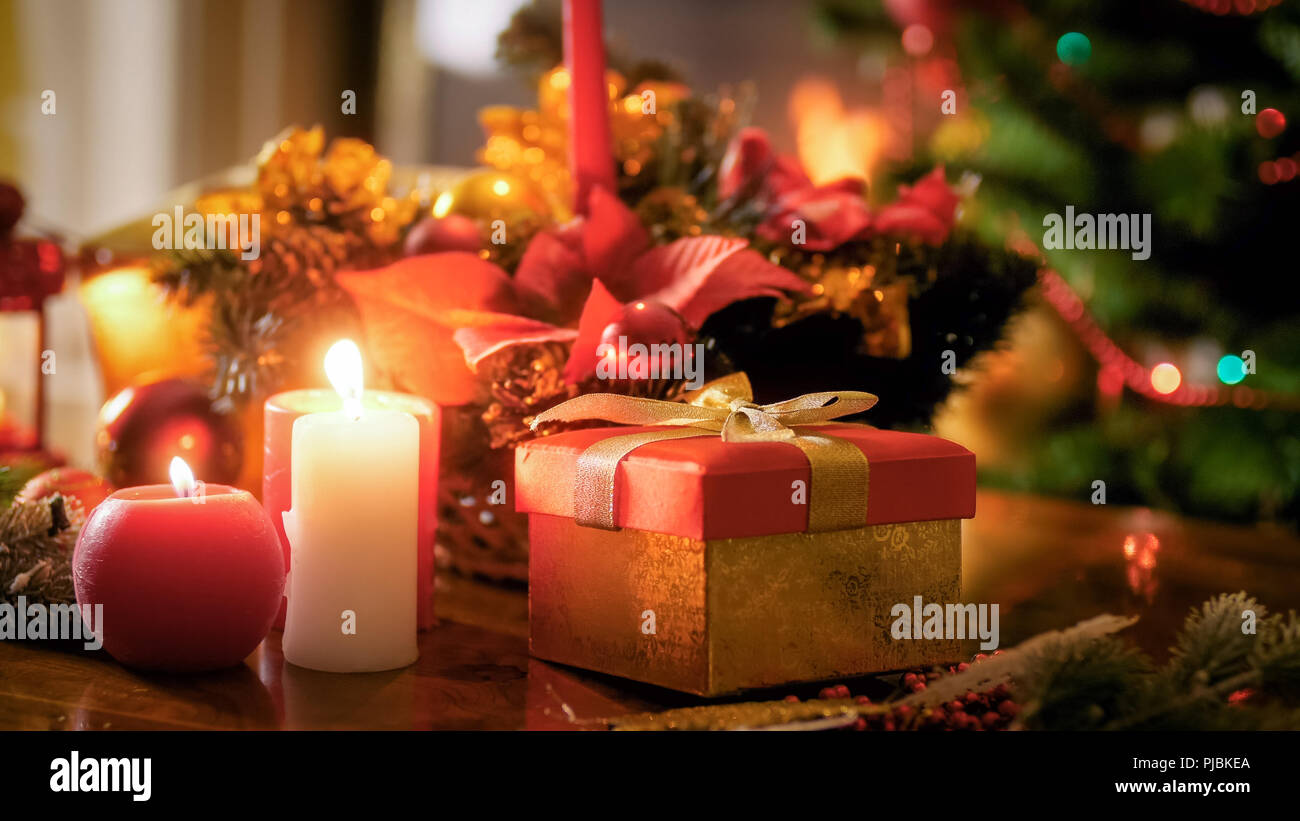 Libre De Droit De Bruler Des Bougies A L Encontre De L Article Boite Cadeau Et L Arbre De Noel Photo Stock Alamy Libre De Droit De Bruler Des Bougies A L Encontre De L Article Boite Cadeau Et L Arbre De Noel Photo Stock Alamy