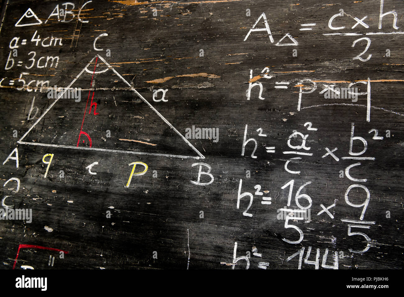 Vieux tableau noir avec des calculs mathématiques et des dessins dans une ancienne école Banque D'Images