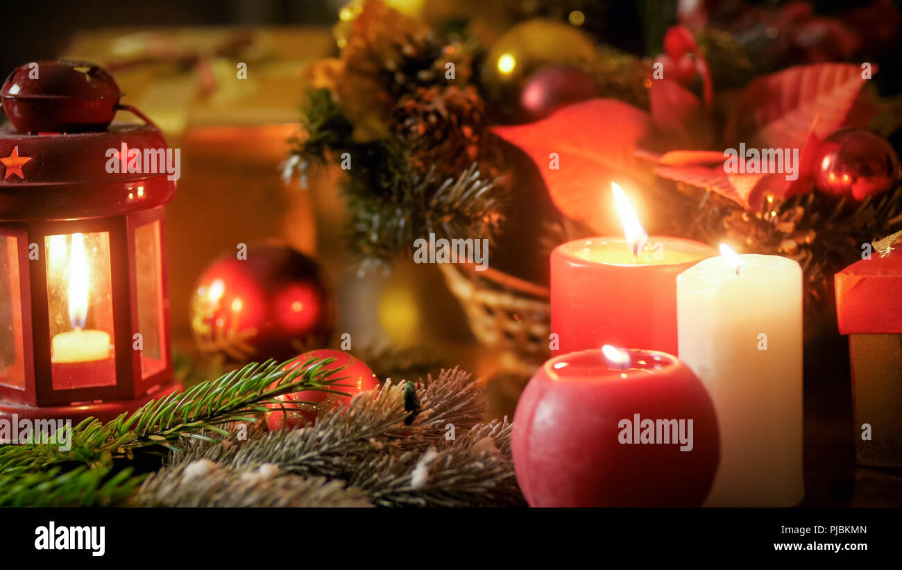 Libre De Droit De Bruler Des Bougies Et Decorations De Noel Sur La Table En Bois Backgorund Parfait Pour Les Vacances D Hiver Et Celebrations Photo Stock Alamy Libre De Droit De Bruler Des Bougies Et Decorations De Noel Sur La Table En Bois Backgorund Parfait Pour Les Vacances D Hiver Et Celebrations Photo Stock Alamy