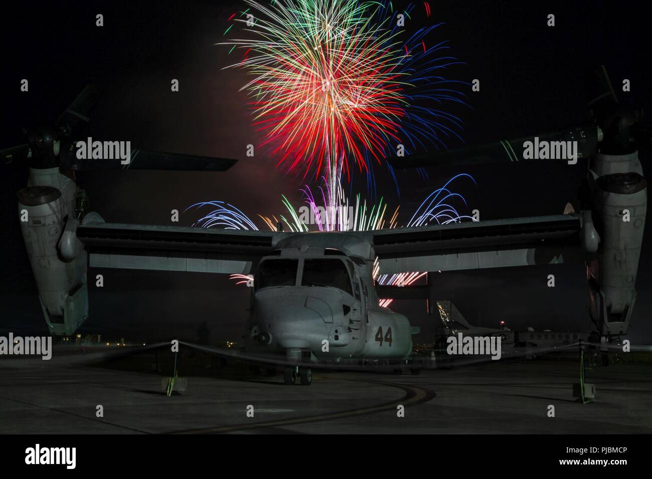 MCAS FUTENMA, Okinawa, Japon- Une MV-22B avion à rotors basculants Osprey est assis sur l'affichage au moyen d'un artifice au cours de la Marine Corps Air Station Vol Futenma juste Ligne 7 juillet sur MCM à Futenma, Okinawa, Japon. Le festival a environ 30 000 membres de la communauté locale et aux États-Unis ensemble. Au cours de l'événement de deux jours les participants ont profité de la nourriture, des jeux et des spectacles en direct. Banque D'Images