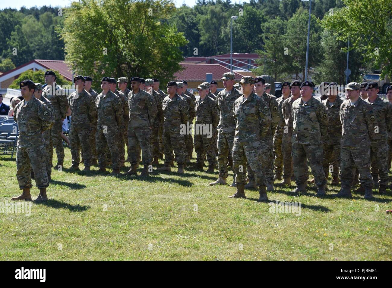 Les aviateurs américains avec des opérations d'appui aérien 2d stand de l'Escadron en formation au cours d'une cérémonie de passation de commandement à la caserne de Rose, Vilseck, Allemagne, le 3 juillet 2018. Le lieutenant-colonel Michael Hayek a pris le commandement du lieutenant-colonel David Heinitz et est devenu le premier agent de liaison de l'air à la commande l'escadron. Banque D'Images