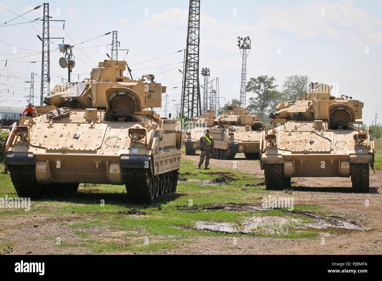 Les conducteurs de M2A3 Bradley des véhicules de combat, d'un Co., 2e Bataillon, 5e régiment de cavalerie, 1st Armored Brigade Combat Team, 1re Division de cavalerie, se préparer à passer à la zone de chargement, de tête de Zimnitsa, la Bulgarie, le 2 juillet 2018. Les véhicules sont arrivés à partir de la Ft Hood au Texas, et est arrivé en Europe au port d'Anvers, Belgique. Banque D'Images