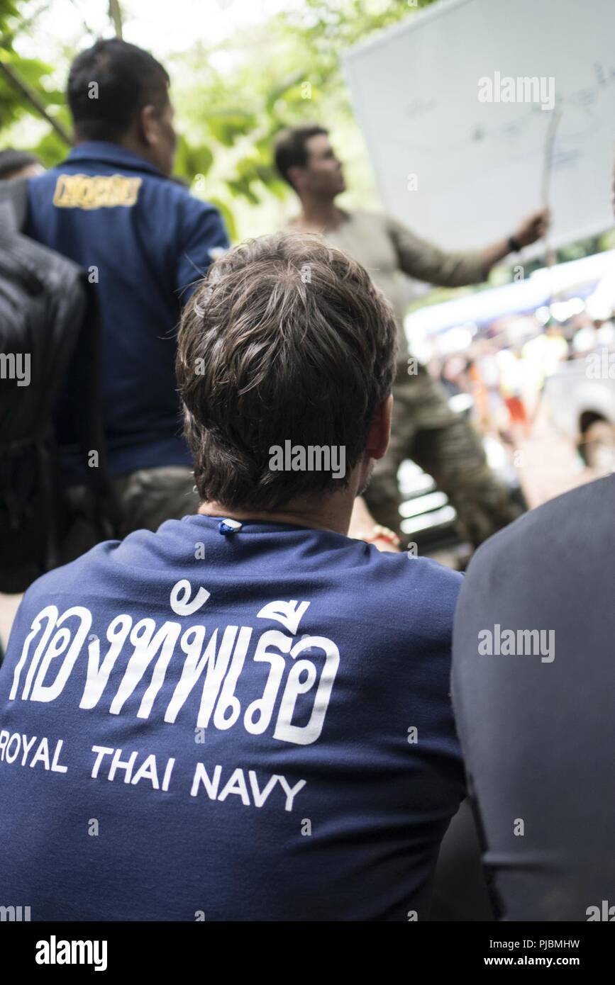 Les aviateurs de l'Indo-Pacifique (USINDOPACOM Commande AMÉRICAINE) travailler avec Royal Thai Navy Seals et les équipes internationales de recherche et de sauvetage sur le plan pour les opérations de plongée, le 2 juillet 2018, à Chiang Rai, Thaïlande. L'armée américaine équipe a l'expérience de recherche et de sauvetage et la capacité de l'énorme travail fourni par les autorités thaïlandaises et les équipes internationales de recherche et de sauvetage. Banque D'Images