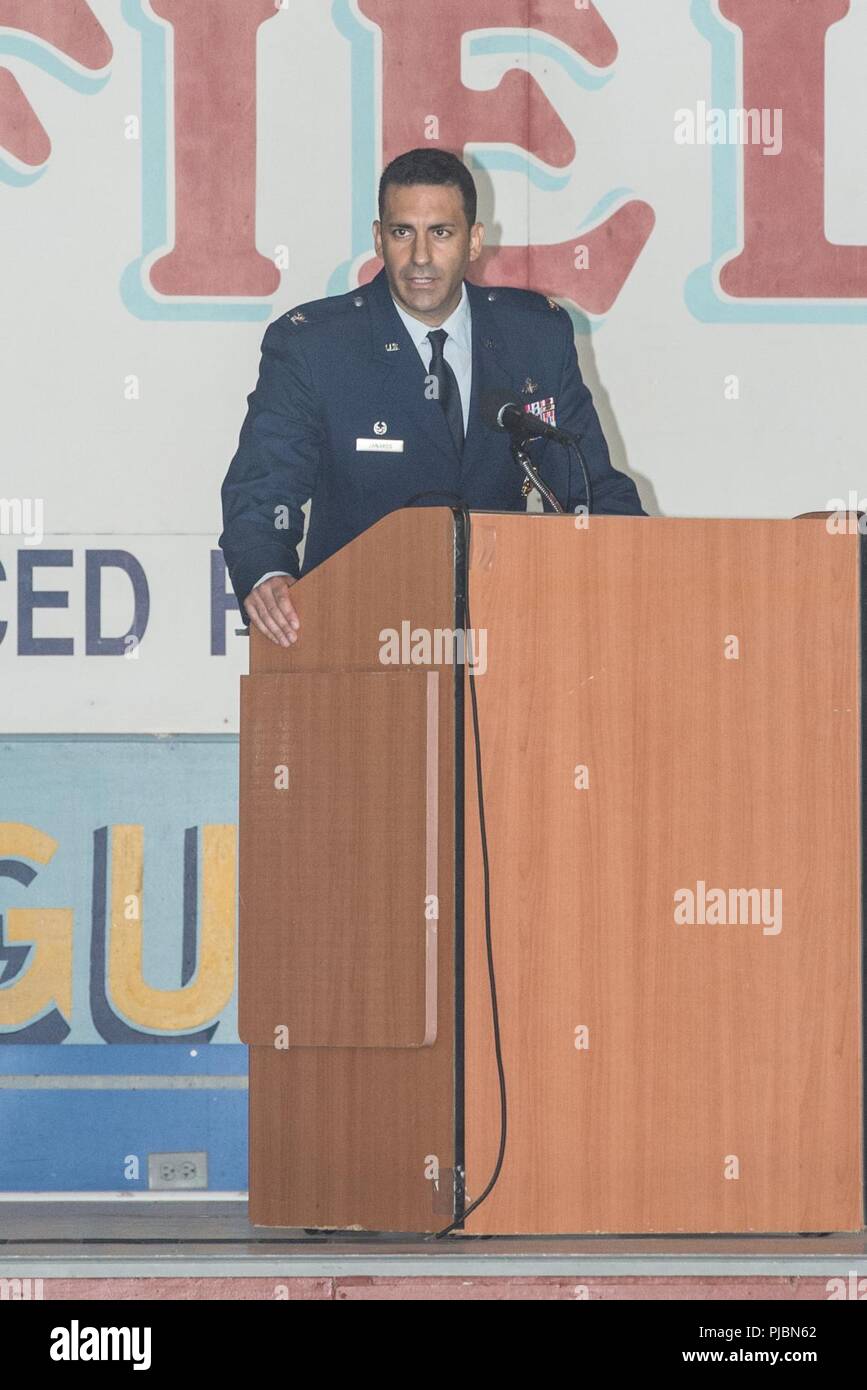 37e Escadre, Base de formation mixte San Antonio-Lackland, Texas a tenu une cérémonie de passation de commandement à Kelly Field Hangar 1610 10 juillet, 2018. Le major-général Timothy J. Leahy, 2e Air Force, commandant, a présidé la cérémonie au cours de laquelle le commandement de la 37e transférés de TRW Colonel Roy W. Collins au colonel Jason M. Janaros. Banque D'Images