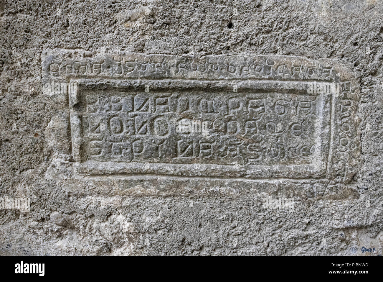 Cité médiévale fortifiée église des Templiers situé dans les Pyrénées, c'est cimetière contenant des chevaliers des templiers. Banque D'Images