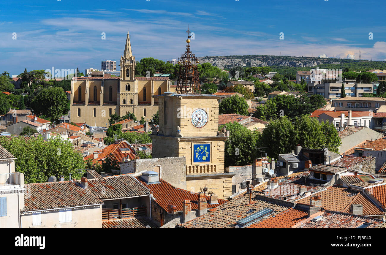 Vue Sur Salon De Provence Avec L Eglise Et Clocher France Photo Stock Alamy