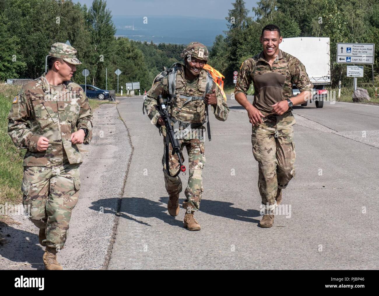 Des soldats américains affectés au soutien de théâtre 21e commandement sont en compétition dans la compétition meilleur guerrier à Baumholder , 2018, 08-12 juillet, 2018. Le meilleur guerrier La concurrence est un événement d'une semaine, les participants à pousser leurs limites physiques et mentales. L'objectif de la compétition meilleur guerrier est de promouvoir le moral, d'améliorer la cohésion entre les unités et de renforcer l'importance de l'excellence individuelle au sein de l'armée de métier Banque D'Images