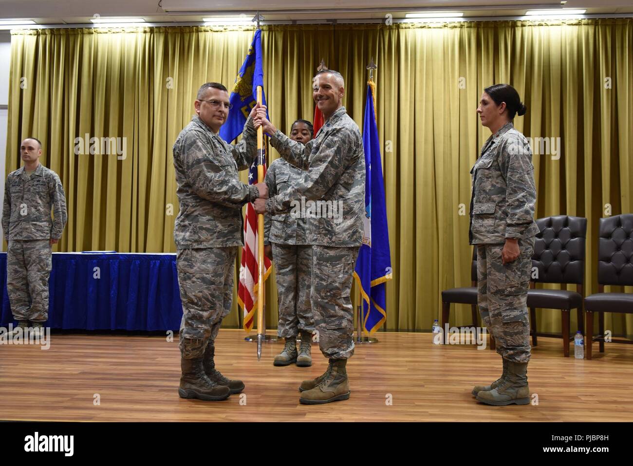 U.S. Air Force Colonel David Williams, 39e Groupe de soutien de mission, le commandant reçoit le guidon du lieutenant-colonel de l'US Air Force Michael D. McGrath, 39e Escadron de soutien de la Force sortant, comme commandant du commandement il abandonne lors de la 39e cérémonie de passation de commandement de la FSS à la base aérienne de Incirlik, en Turquie, le 12 juillet 2018. La tradition d'une cérémonie CoC représente un transfert formel de l'autorité et de la responsabilité du commandant sortant au nouveau commandant. Banque D'Images