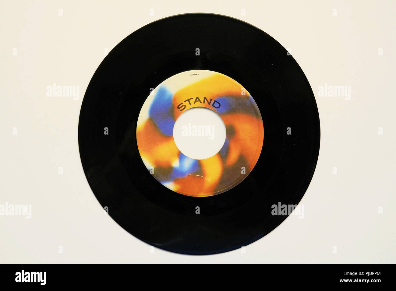 45 TR/MIN Disque vinyle de REM's song 'Stand' publié en 1989 par Warner Brothers Records. Banque D'Images