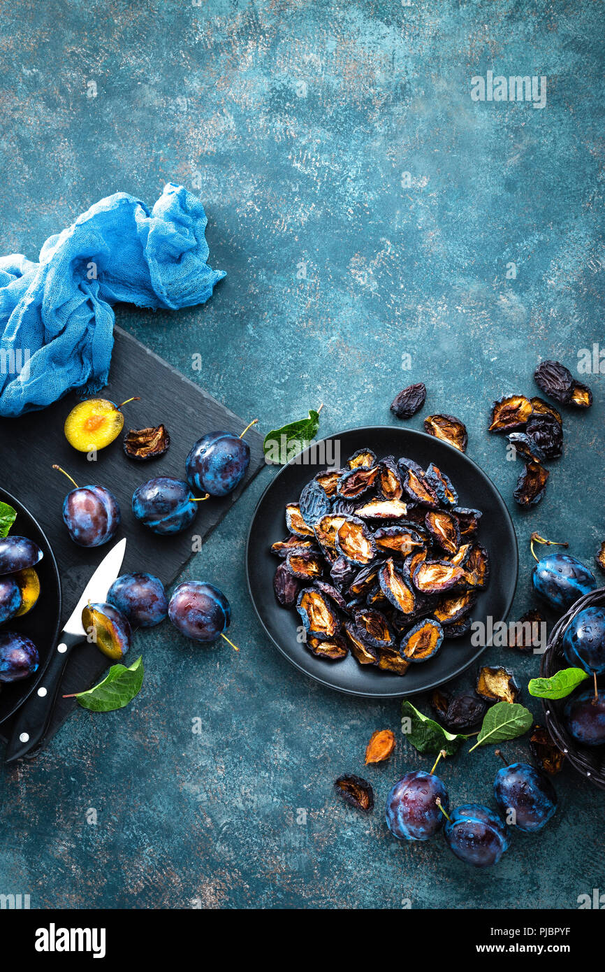 Pruneaux et prunes fraîches avec des feuilles Banque D'Images