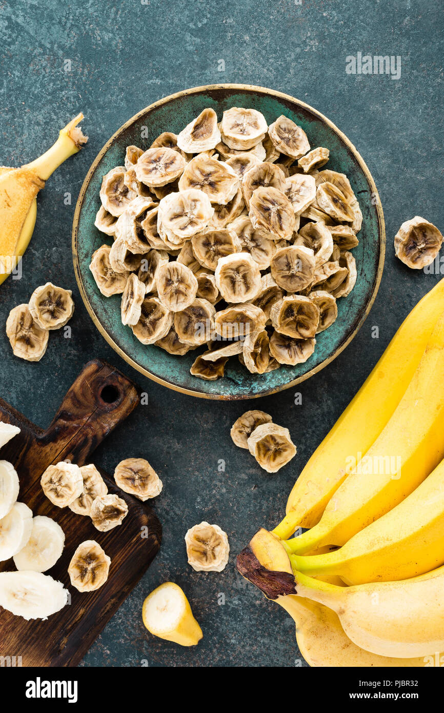 Chips de banane séchée et de bananes fraîches Banque D'Images