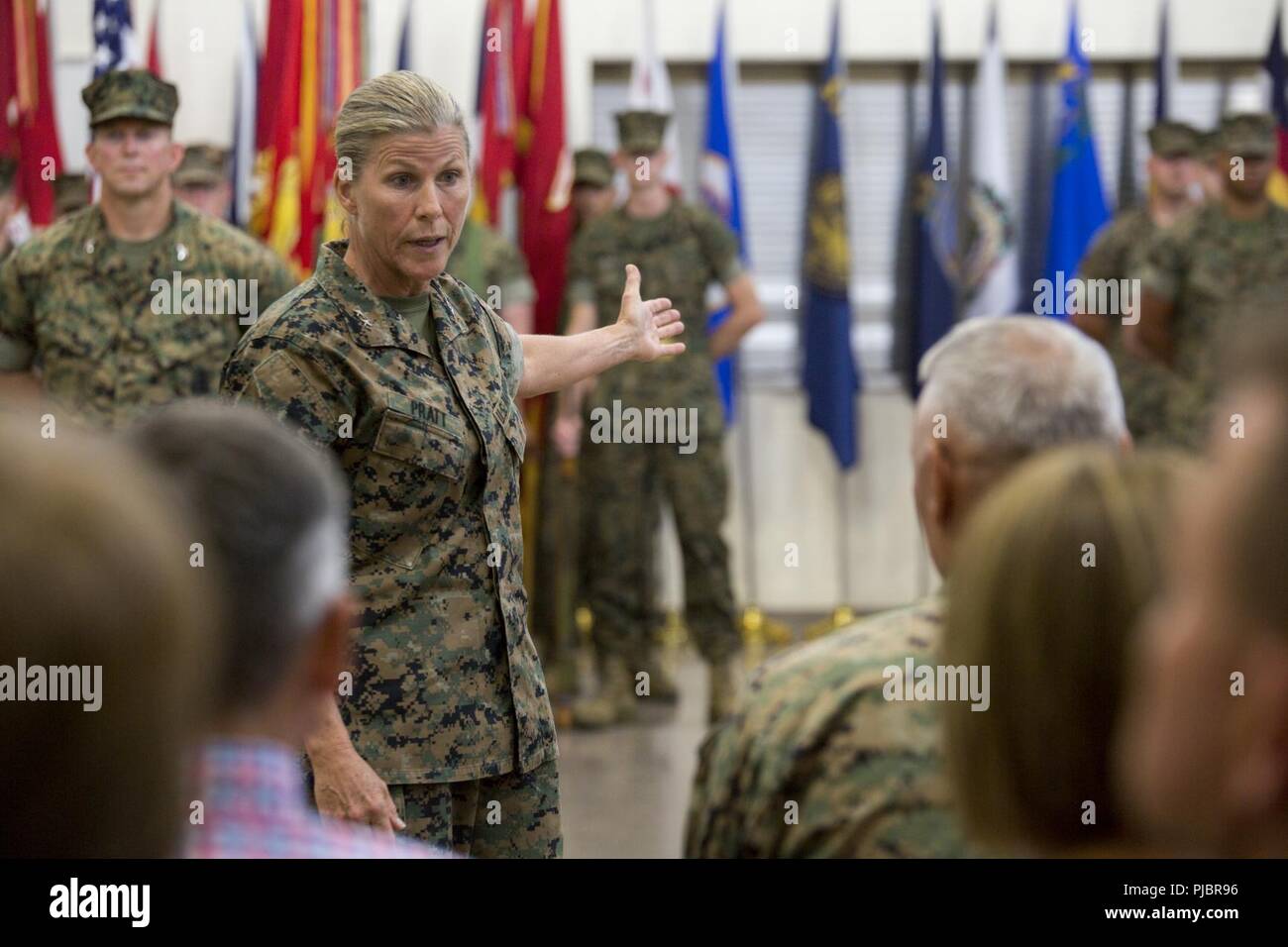 Le général de Helen Pratt, commandant sortant de 4e Groupe Logistique Maritime grâce, le Lieutenant Général Rex McMillian, commandant des Forces maritimes du Nord et de la Réserve des Forces maritimes, pour tout ce qu'il a fait depuis qu'elle a été aux commandes de 4e MLG, lors de la cérémonie de passation de commandement au Régiment de logistique de combat 4 siège à Kansas City, Mo., 14 juillet 2018. Les cérémonies de passation de commandement de marquer le passage de commande à partir d'une Marine à l'autre, symbolisant le transfert des responsabilités de son poste de commande. Et, à ce titre, les responsabilités et les pouvoirs de 4e Groupe Logistique Maritime ont été officiellement p Banque D'Images