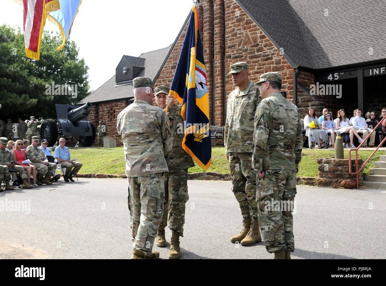 Le colonel Jean Muller, commandant sortant de la commande des troupes du 90e, New Jersey Army National Guard, quitte pour le colonel Thomas Mancino au cours d'une cérémonie de passation de commandement à la 45e Division d'infanterie, Museum d'Oklahoma City, 14 juillet 2018. L'adoption de la 90e TC couleurs symbolise le transfert d'autorité et de responsabilité d'un commandant à l'autre. Banque D'Images