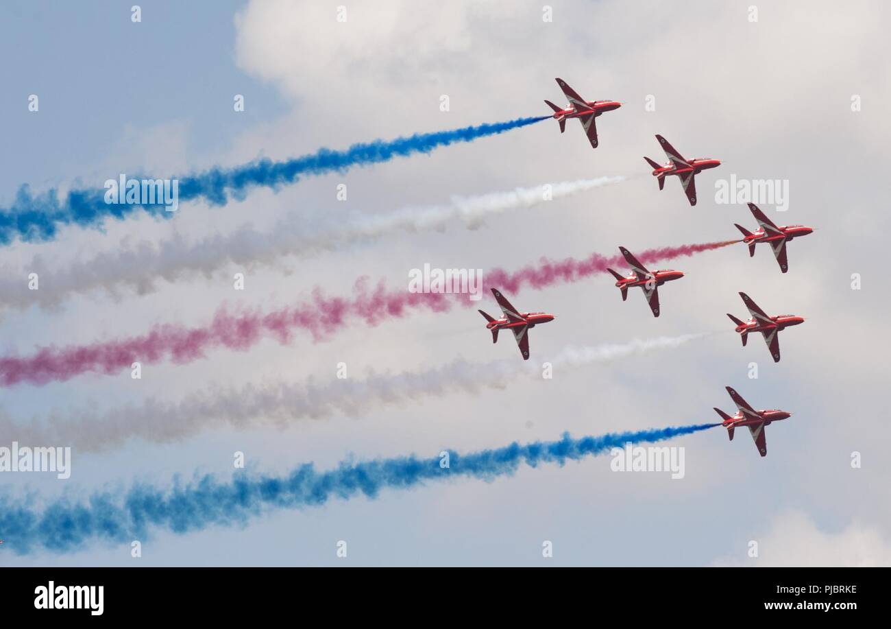 Les pilotes avec la Royal Air Force des flèches rouges Aerobatic Team démontrer les capacités des BAe Hawk T1/T1comme des aéronefs au cours de la Royal International Air Tattoo 2018 (RIAT) à RAF Fairford, Royaume-Uni (UK) le 14 juillet 2018. Cette année, l'riat a célébré le 100e anniversaire de la RAF et a mis en relief les États-Unis, toujours solide alliance avec le Royaume-Uni. Banque D'Images