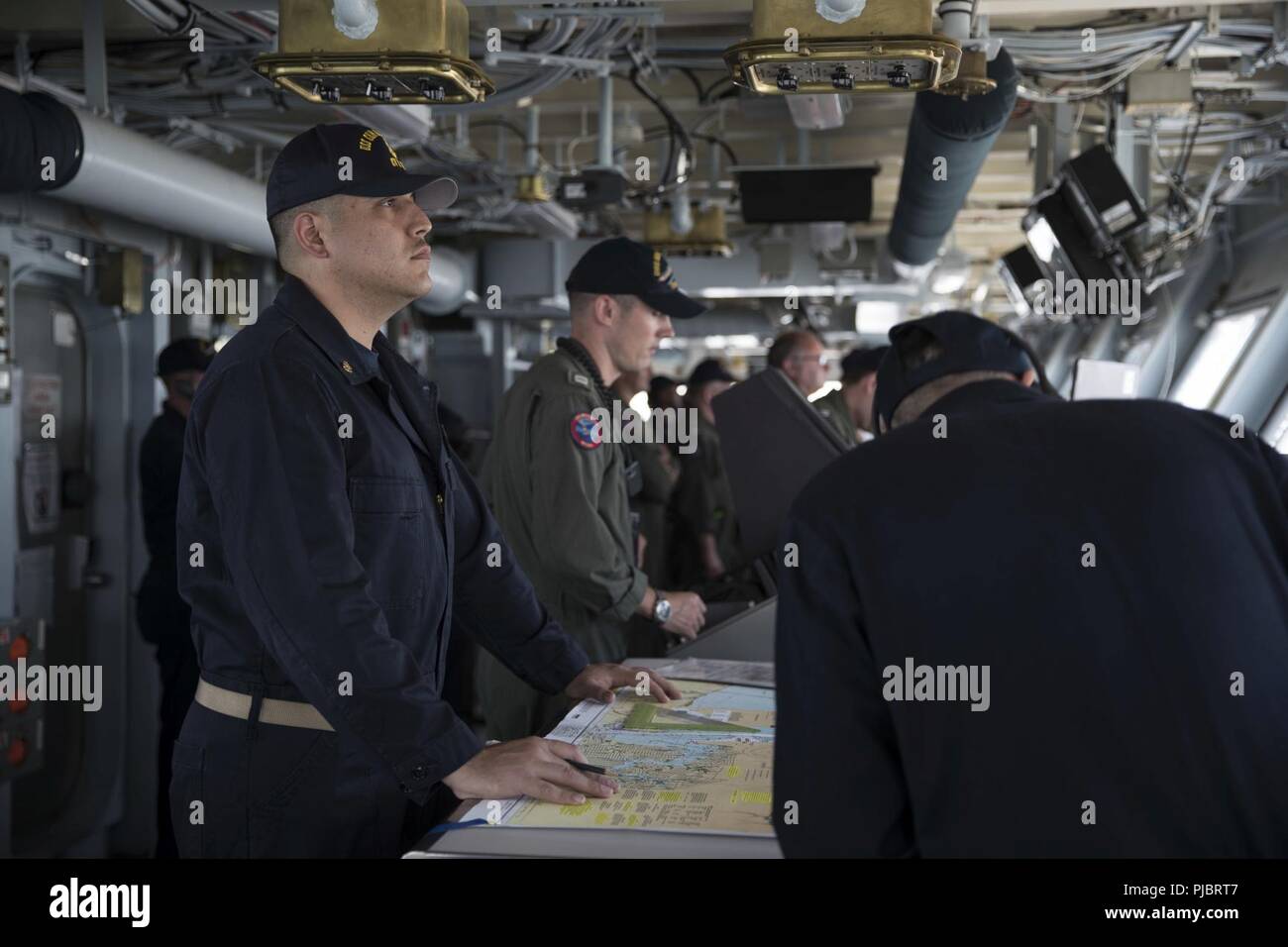 NORFOLK, Virginie (15 juillet 2018) Chef de quartier-maître José Triana, à partir de Miami Beach, Floride, affectés à l'USS Gerald R. Ford (CVN 78) Département Navigation, sert de traceur détail au cours de la mer et l'ancre détail. Ford a quitté Norfolk aujourd'hui pour commencer son Post Shakedown La disponibilité de Huntington Ingalls Newport News Shipbuilding. Banque D'Images