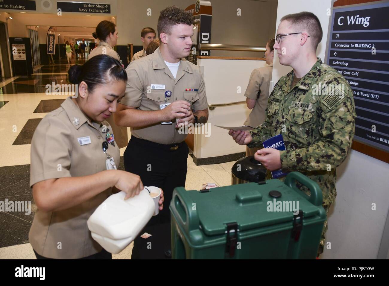 Apprenti Hospitalman Brian Montgomery, affecté à la Women's Health Clinic au Naval Medical Center Portsmouth (PNLP), explique à l'hôpital Corpsman 1re classe Diana Torres et Hospitalman John Garrison l'importance d'une bonne gestion du stress à l'aidant de stress professionnel (CgOSC) café klatch au PNLP. CgOSC est un programme destiné à promouvoir l'intervention par les pairs, de renforcer la cohésion de l'unité et de développer un environnement de travail positif pour tous le personnel du PNLP en réduisant la stigmatisation de la recherche d'aide pour les traumatismes liés au stress. Banque D'Images